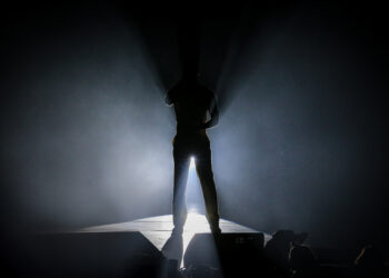 Los Angeles, CA.- Marzo 14, 2025, Cantautor mexicano Carlos Rivera presentandose en el Peacock Theatre como parte de su gira Carlos XX celebrando dos decadas de carrera artistica.