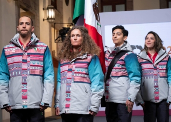 Cuauhtémoc, Ciudad de México. 12 de enero 2026. La presidenta constitucional de los Estados Unidos Mexicanos, la Doctora Claudia Sheinbaum Pardo en conferencia de prensa matutina en el salón de la Tesorería de Palacio Nacional. La acompañan: Rommel Pacheco Marrufo, director general de la Comisión Nacional de Cultura Física y Deporte (Conade); Mario Delgado Carrillo, secretario de Educación Pública; Mari Jose Alcalá, presidenta del Comité Olímpico Mexicano; Delegación Mexicana en los XXV Juegos Olímpicos de Invierno Milano-Cortina: Ana Luisa Aguilar; Carlos Pruneda; Donovan Carrillo; Sara Schlepper. Foto: Saúl López Escorcia/Presidencia